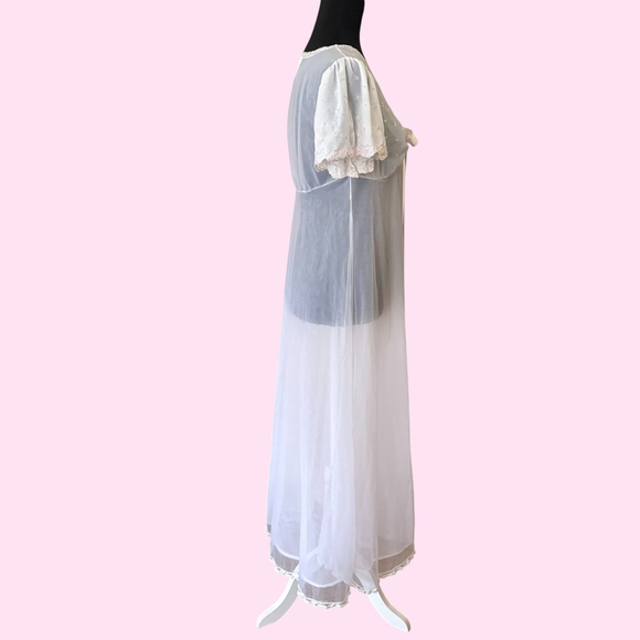Vintage Lenora White Peignoir Embroidered Rose Size Small - Picture 13 of 14